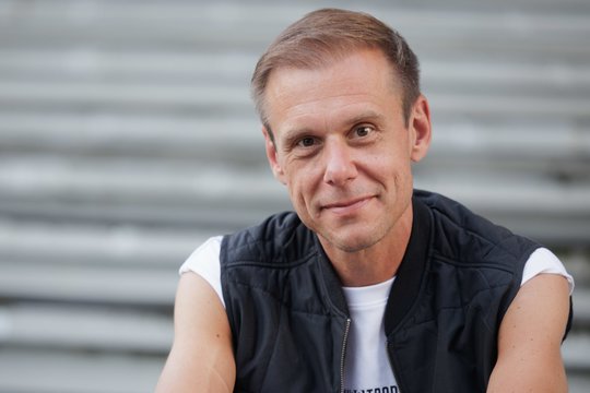 Elektroninės muzikos žvaigždė davė išskirtinį interviu: A. Van Buurenas – apie itin slaptą projektą ir santykį su Lietuva