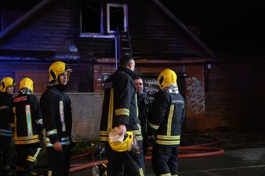 Utenoje – pavojingas išpuolis ugnimi: naktį padegtas butas