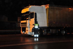 Vilniuje naktį plėšikai užpuolė vilkiko vairuotoją: neteko asmeninio turto