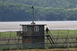 Pietų Korėja pradėjo išmontuoti garsiakalbius pasienyje su Šiaurės Korėja