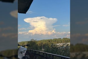 Užfiksavo įspūdingą reginį padangėje: milžinišką „bokštą“ galėjo stebėti per pusę Lietuvos