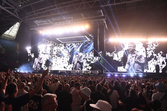 Grupės „Oasis“ koncerte – tragiška nelaimė: nukritęs mirė vyras