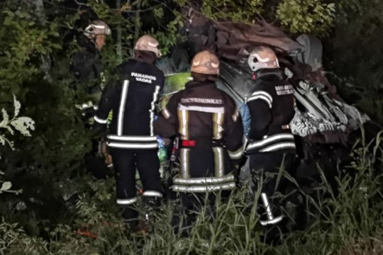 Radviliškio r. nuo kelio nuskriejo BMW – vairuotoją vadavo ugniagesiai