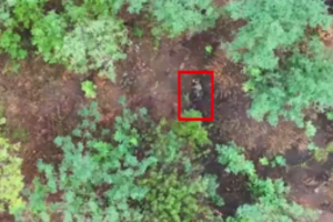 Makabriškame Rusijos „mėsos šturme“ pirmą kartą užfiksuota moteris kareivė