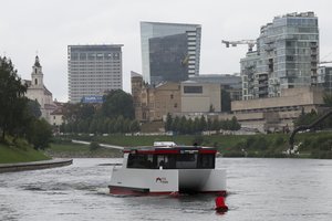 Laivyba Vilniuje atnaujinta – teko šalinti kliūtis upėje