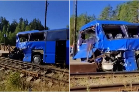 Rusijoje autobusas susidūrė su krovininiu traukiniu: parodė, kas liko iš avarijos vietos
