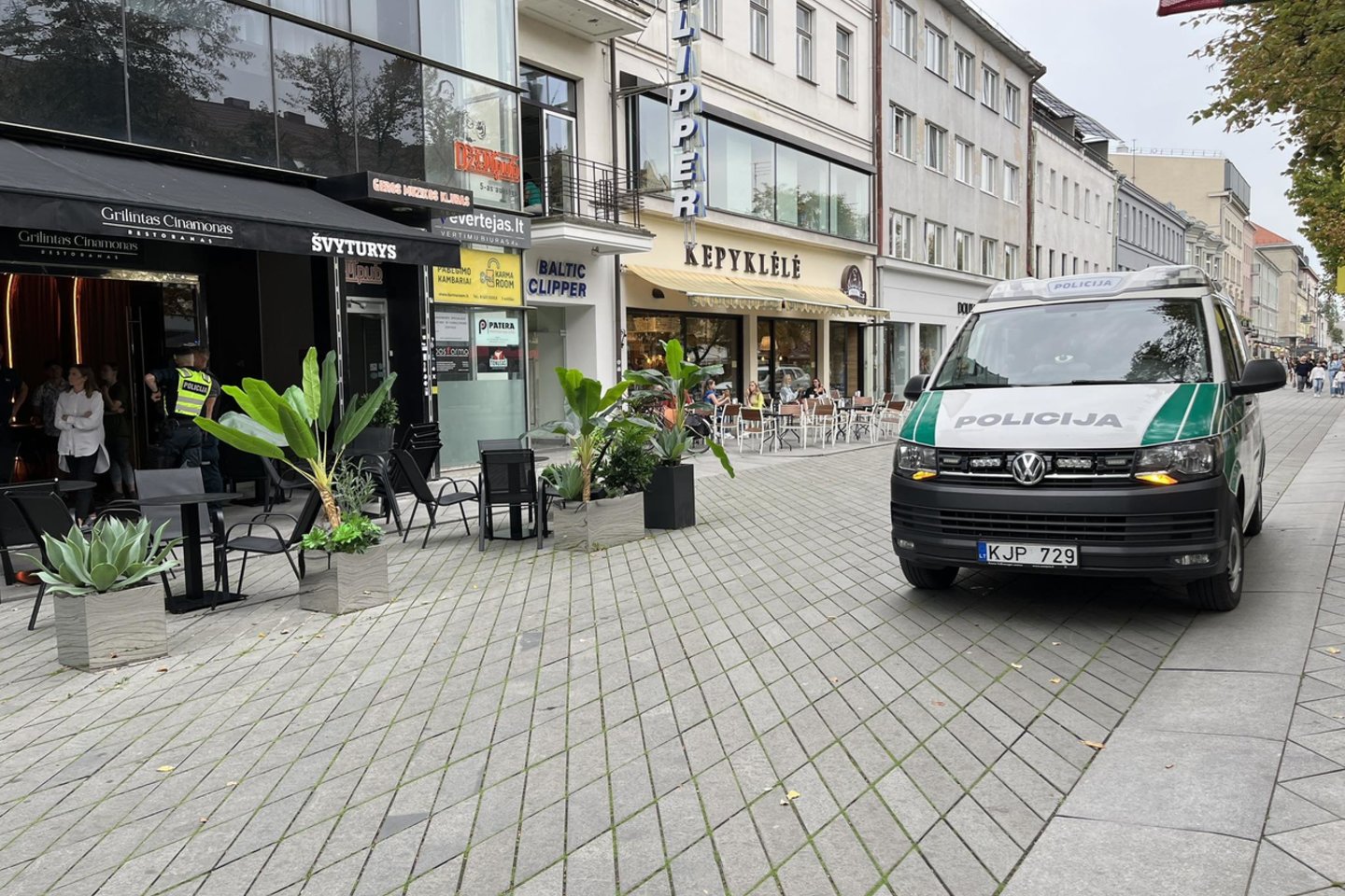 2023 m. rugpjūčio 25 d. restoranas „Grilintas Cinamonas“ susilaukė ypač daug dėmesio, mat čia buvo įvykdytas kraupus išpuolis, kuomet kaukėta bei ginkluota gauja užpuolė prie staliuko sėdėjusius klientus.<br>BNS nuotr.