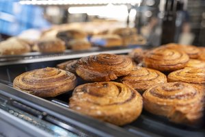 Nuo kibino iki burnoje tirpstančių spurgų: švieži ir pigūs „Lidl“ kepiniai kasdien