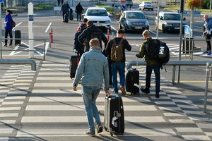 Keliautojai prabilo apie klastą, laukiančią lipant į lėktuvą: oro uosto darbuotojai susižeria priedą prie algos