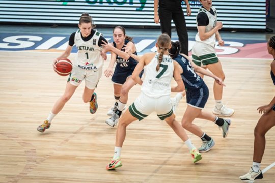 Kosminį pasirodymą surengusi ir 43 taškus įmetusi 18-metė D. Paunksnytė padėjo Lietuvai iškovoti pergalę Europos čempionate 
