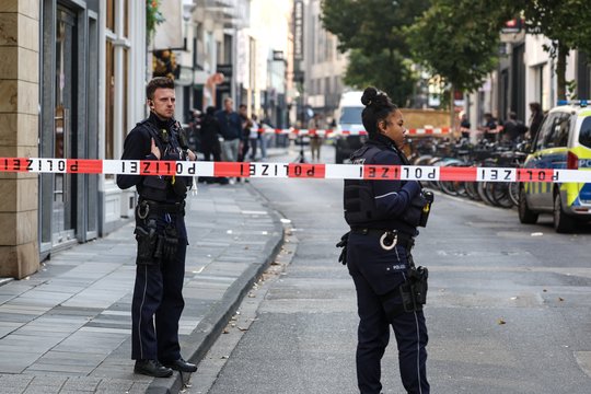 Vokietijoje ant traukinio stogo asmenukei įsiamžinti mėginusį vyriškį nukratė elektra