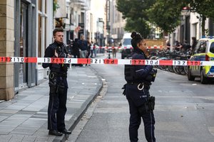 Vokietijoje ant traukinio stogo asmenukei įsiamžinti mėginusį vyriškį nukratė elektra