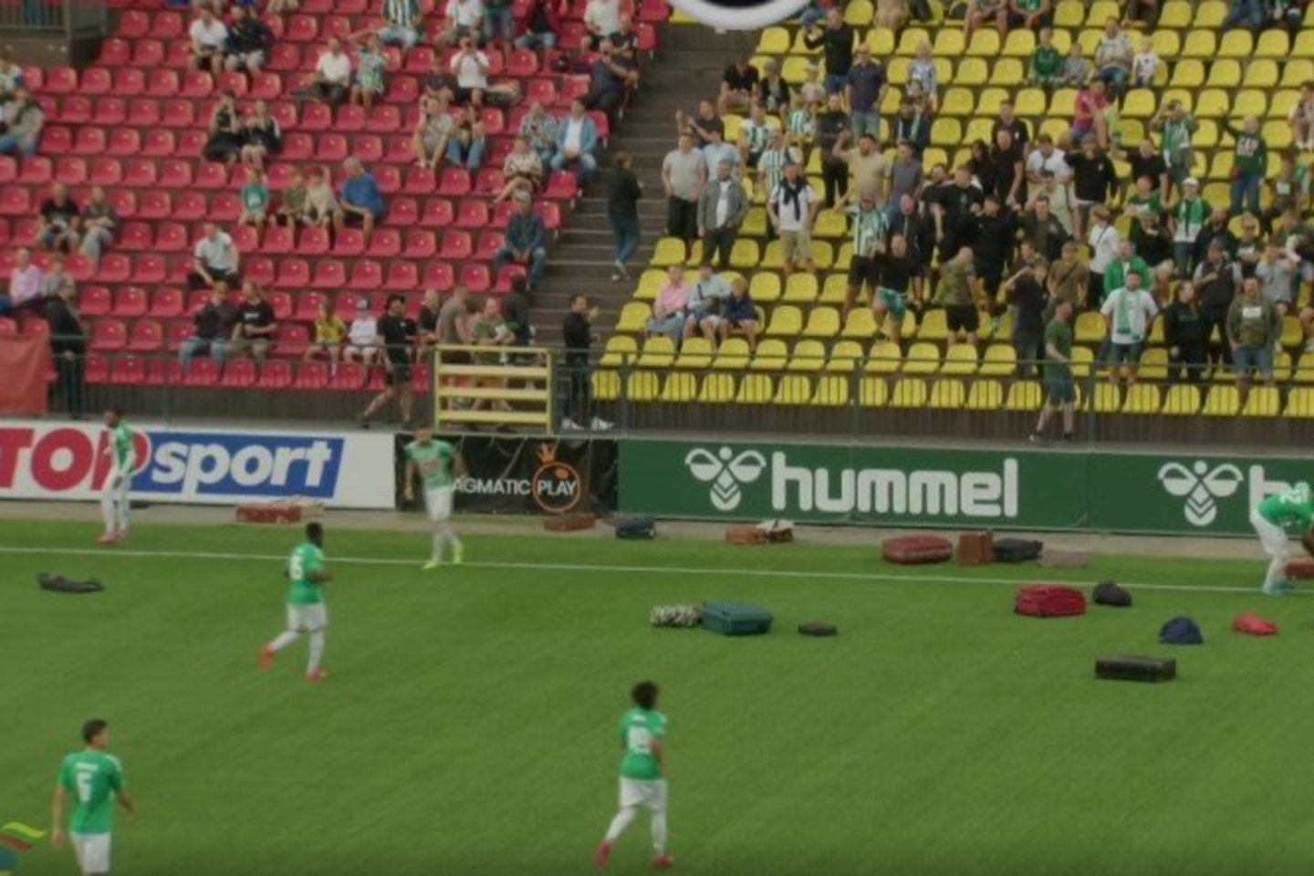 „Žalgirio“ sirgaliai į aikštę mėtė lagaminus