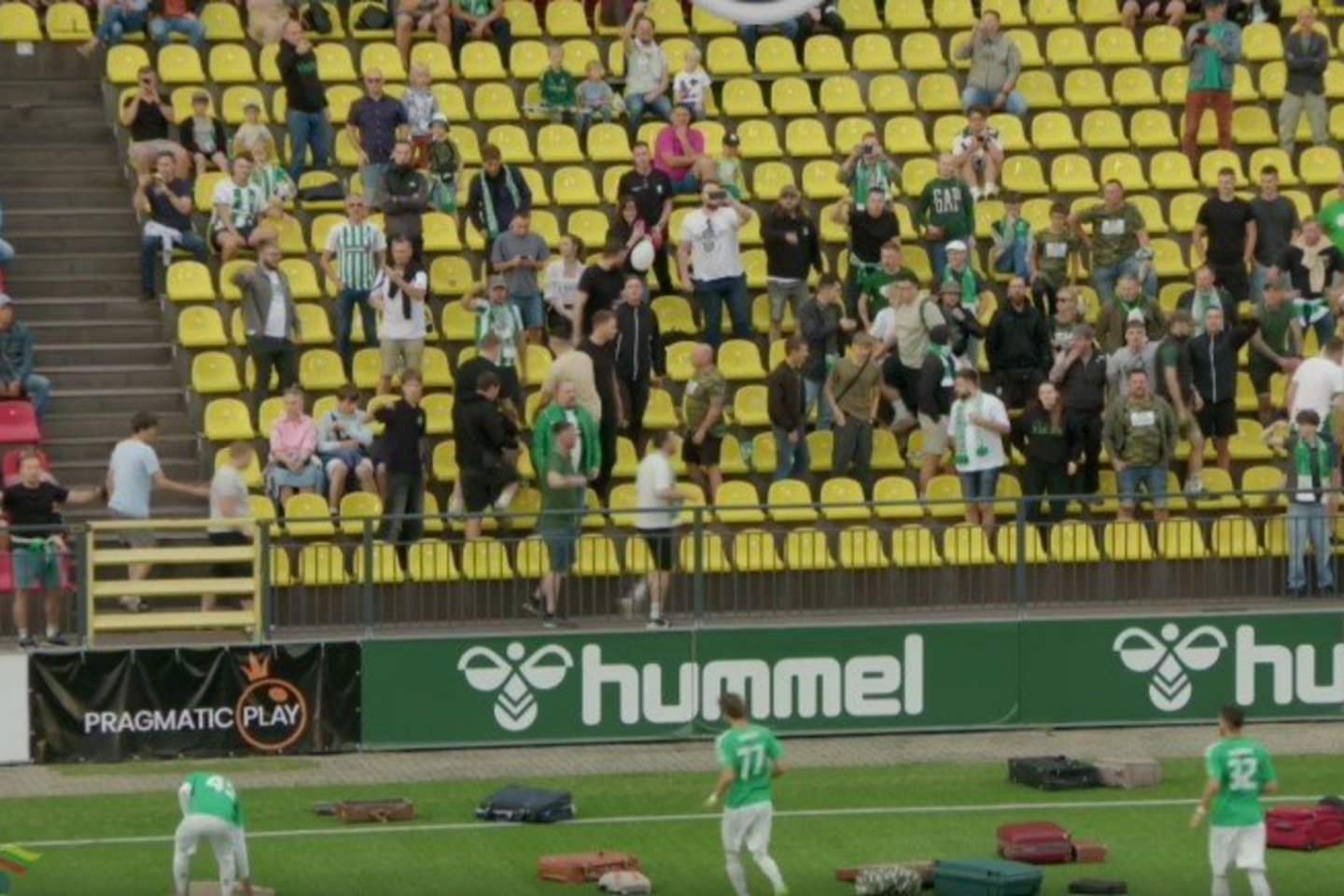 „Žalgirio“ sirgaliai į aikštę mėtė lagaminus