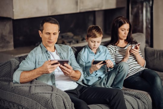 Tikras ryšys kuriamas be ekranų: kaip šeimoje puoselėti gyvą bendravimą?