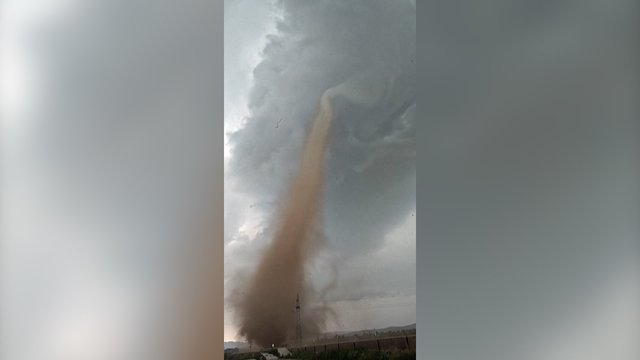 Tokio vaizdo kasdien neišvysi: iš arti užfiksavo visa griaunantį tornadą