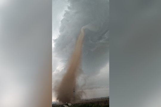 Tokio vaizdo kasdien neišvysi: iš arti užfiksavo visa griaunantį tornadą