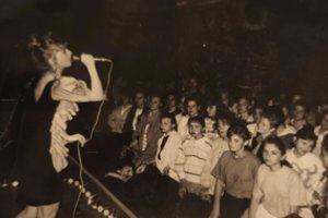 Kadre – gerai žinoma šalies atlikėja: ar atpažinsite?