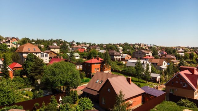 Vasaros būstai vis labiau tampa namais ištisus metus: parodė vietą pajūryje, kur namai ir sklypai įperkami