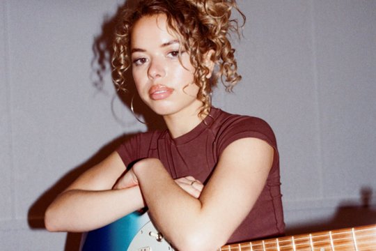 Antradienį sostinėje pasirodys Nilüfer Yanya: kodėl ji vadinama britų muzikos viltimi?