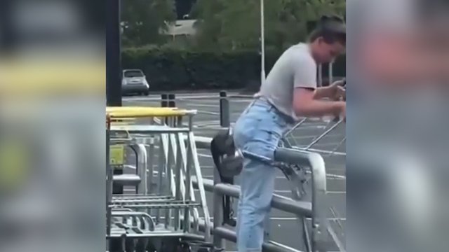 Stovėjimo aikštelėje – su logika prasilenkiantys vaizdai: taip vežimėlį pasiimti sugalvotų retas