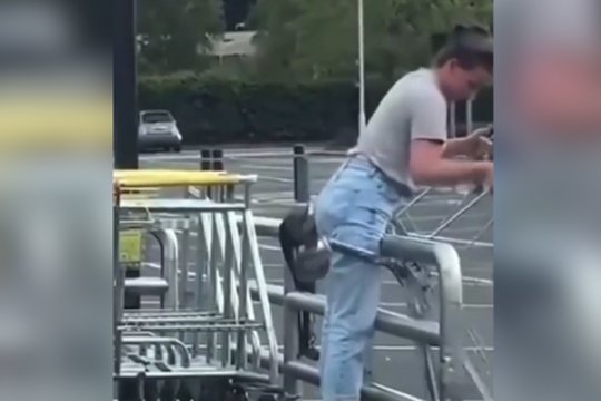 Stovėjimo aikštelėje – su logika prasilenkiantys vaizdai: taip vežimėlį pasiimti sugalvotų retas