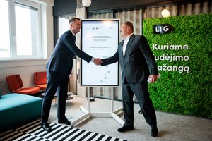 „Rail Baltica“ darbai juda į priekį – pasirašyta bėgių tiesimo sutartis