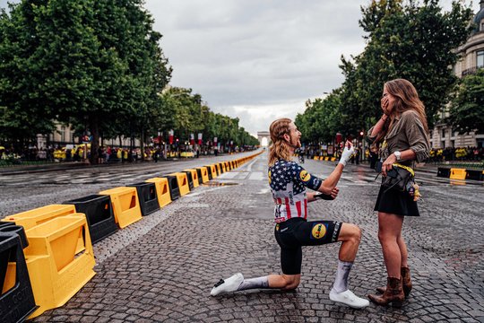 Prestižinės lenktynės Paryžiuje virto meilės švente: amerikietis dviratininkas iškovojo svarbiausią „taip“