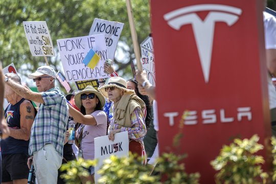 Elektromobilių ikona „Tesla“ tokio nuopolio nebuvo patyrusi – nusigręžia net ištikimiausi gerbėjai