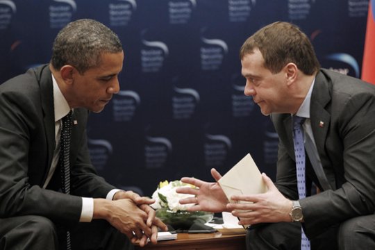 „Grynas teatras“: įvardijo, kas slypi už „Kremliaus skaliko“ D. Medvedevo grasinimų