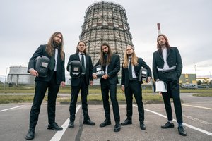 Ironizuojantys „Shvininių Sharvų“ metalistai išmėgins Vilniaus rotušės laiptus