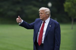 D. Trumpas teigia galintis per artimiausias 24 valandas gerokai padidinti muitus Indijai