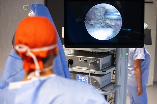 Lietuvos chirurgai pirmieji Baltijos šalyse įdiegė išmanią artroskopijos vaizdo sistemą