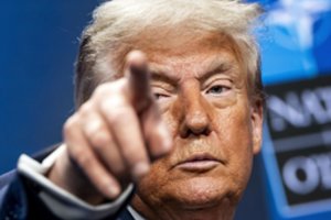 Buvęs JK ambasadorius JAV: D. Trumpas – lyg „viduramžių karalius“