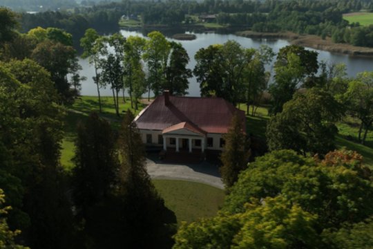 Paslėpta ramybės sala prie ežero – vos kelios dešimtys minučių nuo sostinės