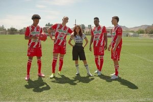 Eva Longoria atgaivina legendinį Meksikos futbolo klubą „Necaxa“