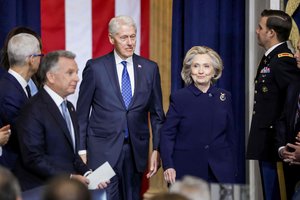 Billas ir Hillary Clintonai kviečiami liudyti J. Epsteino bylos tyrime