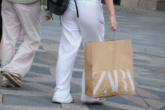 JK uždrausta prekių ženklo „Zara“ reklama: užkliuvo manekenių kūno sudėjimas