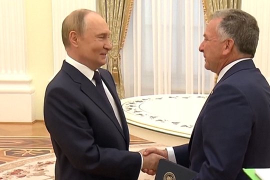 Susitikimo akimirkos iš Kremliaus: V. Putinas priėmė S. Witkoffą