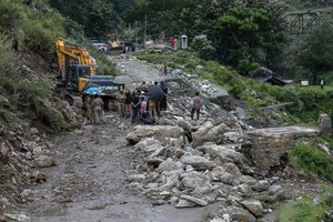 Potvynis Himalajuose nušlavė kaimą, 50 žmonių laikomi dingusiais