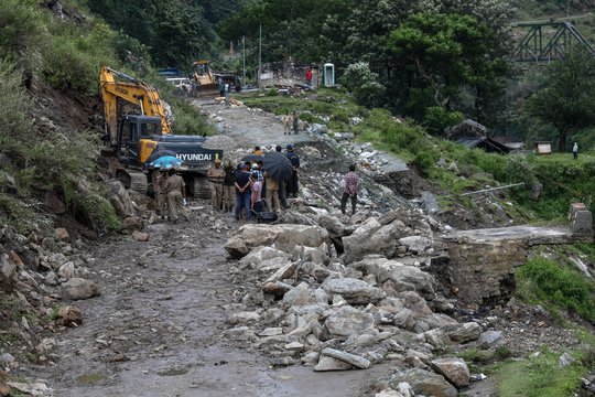 Potvynis Himalajuose nušlavė kaimą, 50 žmonių laikomi dingusiais