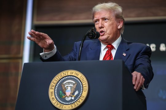 D. Trumpas įveda Indijai papildomus 25 proc. muitus dėl perkamos rusiškos naftos