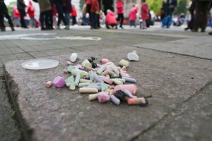 Kaune užvirė ginčas dėl vaikų piešinių ant kelio: bijo, kad gali paduoti ir į teismą