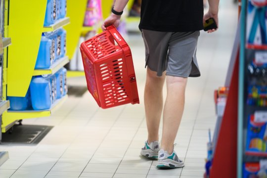 Vėl įspėja apie tiekėjų pranešimus dėl maisto kainų augimo: į akiratį pateko vaisiai ir uogos