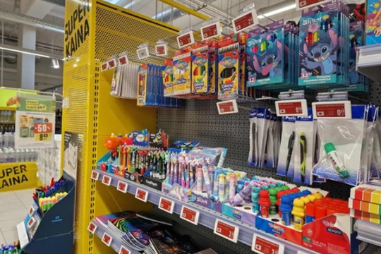 Didelės nuolaidos vilioja suskubti – apsipirkdami vasaros savaitgaliui „Iki“ pirkėjai jau graibsto ir mokyklines prekes