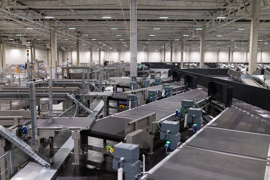 Parodė, kas slypi už milžiniškų investicijų: siūlo konkurencingą atlyginimą, o laisvų darbo vietų dar yra