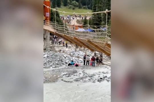 Turistų pamėgtoje vietoje – kraupus incidentas: Kinijoje su žmonėmis nukrito kabantis tiltas