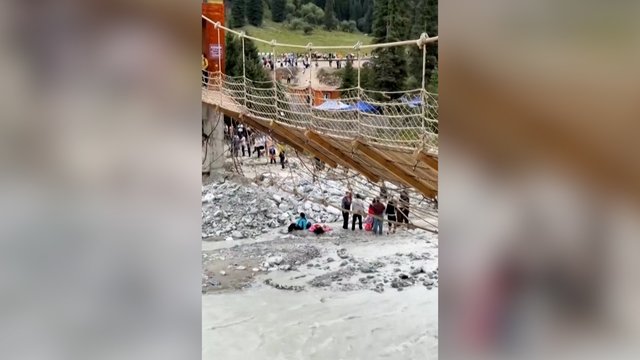Turistų pamėgtoje vietoje – kraupus incidentas: Kinijoje su žmonėmis nukrito kabantis tiltas