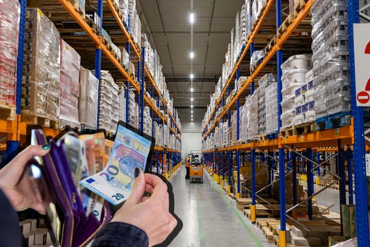 Parodė, kas slypi už milžiniškų investicijų: siūlo konkurencingą atlyginimą, o laisvų darbo vietų dar yra
