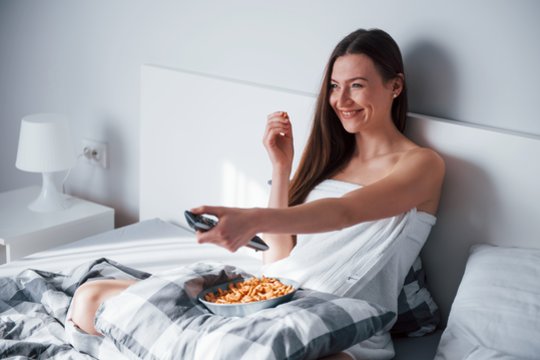 Geriausias užkandis vėlyvai vakarienei: ką valgyti naktį, kad nepriaugtumėte svorio